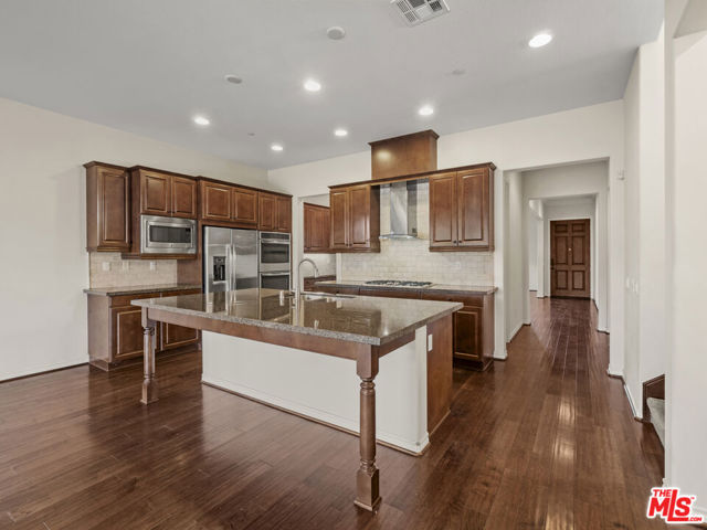 26420 Township Street, Santa Clarita CA: https://media.crmls.org/mediaz/37ed89a3-4ad2-4be2-b5d0-8cf862beb84e.jpg