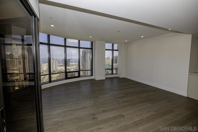 100 Harbor Drive, San Diego CA: https://media.crmls.org/mediaz/37edfe5a-7e39-4469-97a7-e0b0255f0bf9.jpg