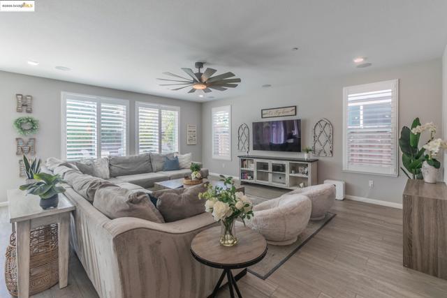 144 Scott Creek Way, Brentwood CA: https://media.crmls.org/mediaz/37ee1b5d-6795-4016-9a33-cfe880dae7d0.jpg