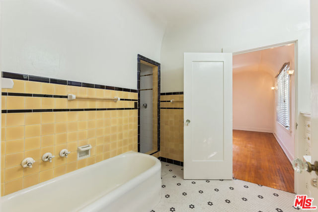 955 S Highland Avenue, Los Angeles CA: https://media.crmls.org/mediaz/37ee6e24-487e-4fc5-995b-4805b5565399.jpg