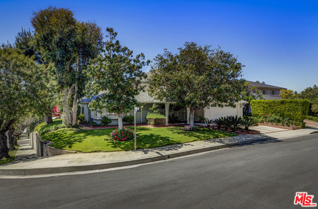 5136 Los Bonitos Way, Los Angeles CA: https://media.crmls.org/mediaz/37f0282f-aef8-4b49-a509-dfe64913861d.jpg
