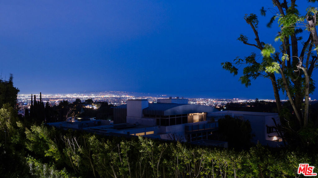 https://media.crmls.org/mediaz/37f0f640-b558-4757-8151-d8f503400a7d.jpg?preset=X-Large