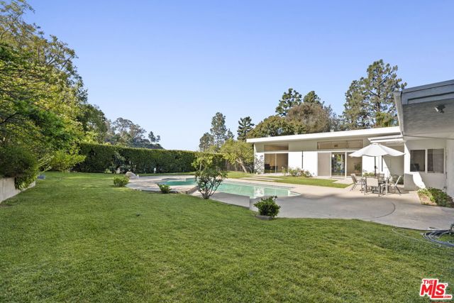 1860 Loma Vista Drive, Beverly Hills CA: https://media.crmls.org/mediaz/37f13a8a-521b-44b3-939c-afc96d0843d6.jpg
