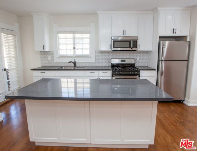 1257 W Adams Boulevard, Los Angeles CA: https://media.crmls.org/mediaz/37f1648f-14d3-4e0e-b8e6-12bb1e865eae.jpg