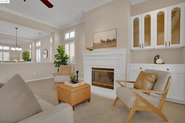 540 Central Park Pl, Brentwood CA: https://media.crmls.org/mediaz/37f1d632-1ade-4f34-812e-d821132a429d.jpg