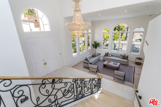 107 N Doheny Drive, Beverly Hills CA: https://media.crmls.org/mediaz/37f2f579-77c1-4756-9da7-f5e78cf1d774.jpg
