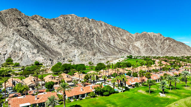 55280 Riviera, La Quinta CA: https://media.crmls.org/mediaz/37f365e0-dcdf-4208-8252-5f8a4c95834f.jpg