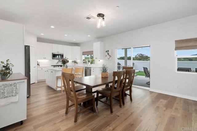 1643 Raecorte Place, Escondido CA: https://media.crmls.org/mediaz/37f43d96-a564-4015-9bc9-5e8604108cb5.jpg