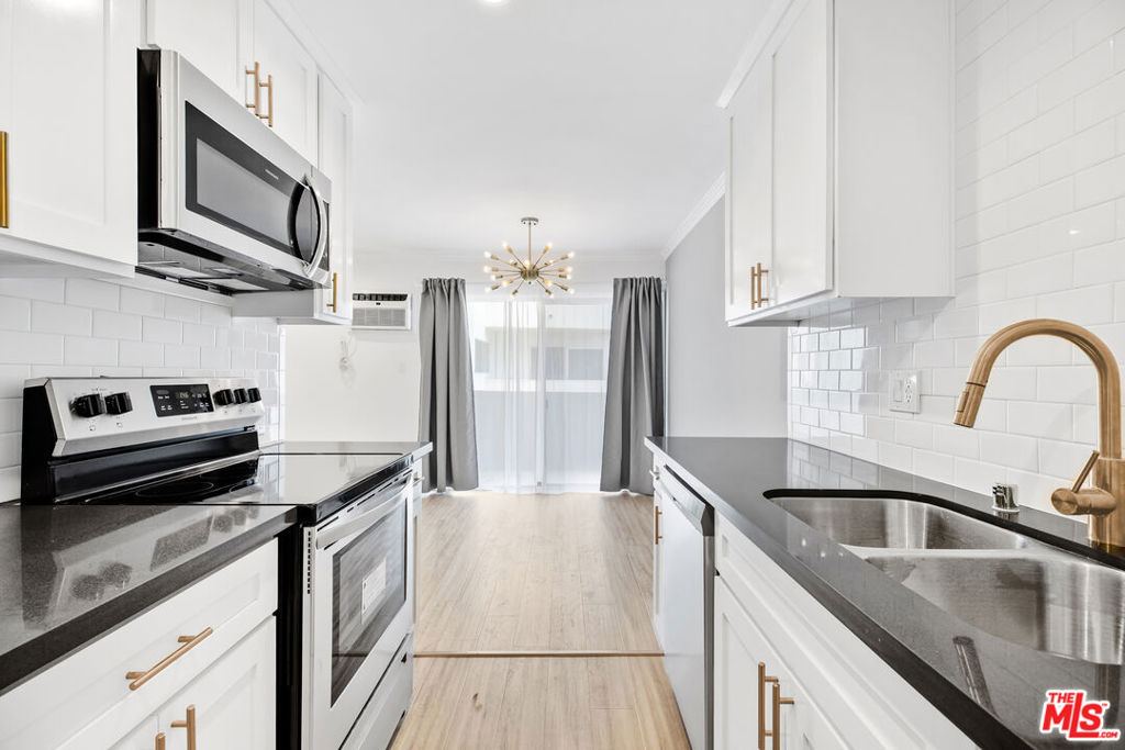 960 Larrabee Street #214