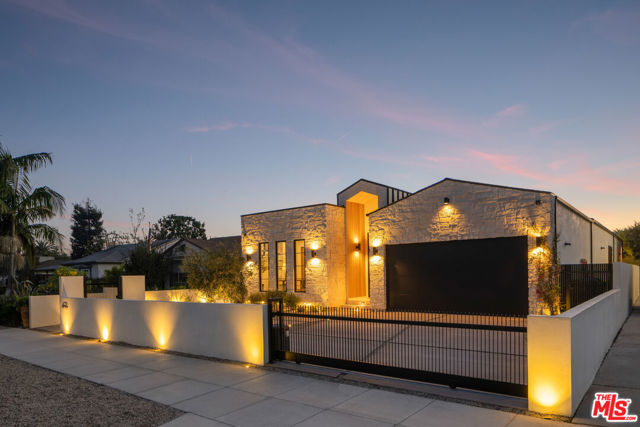 4029 East Boulevard, Los Angeles CA: https://media.crmls.org/mediaz/37f64d43-36ec-49b9-8680-bf729b21e936.jpg