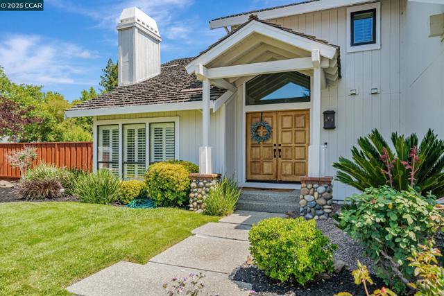 732 Graham Ct, Danville CA: https://media.crmls.org/mediaz/37f67150-39c7-43f8-af89-7bcfa96f9e1c.jpg