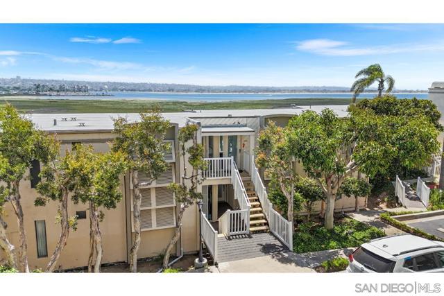 4007 Crown Point Drive, San Diego CA: https://media.crmls.org/mediaz/37f84724-6482-4165-8b1a-8e6935cbf94a.jpg