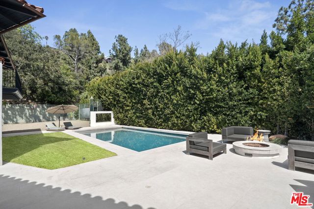 7651 Willow Glen Road, Los Angeles CA: https://media.crmls.org/mediaz/37f85ed8-f049-493e-9423-da4447473e30.jpg