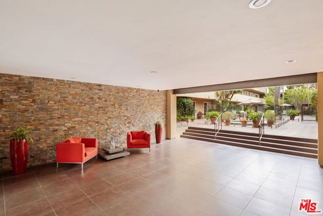 970 Palm Avenue, West Hollywood CA: https://media.crmls.org/mediaz/37f87570-0cf2-4d68-95a9-d1fa23719930.jpg