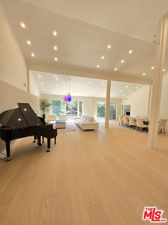 16544 Park Lane Circle, Los Angeles CA: https://media.crmls.org/mediaz/37f89099-3e4e-46d7-b619-3dc105f021c4.jpg