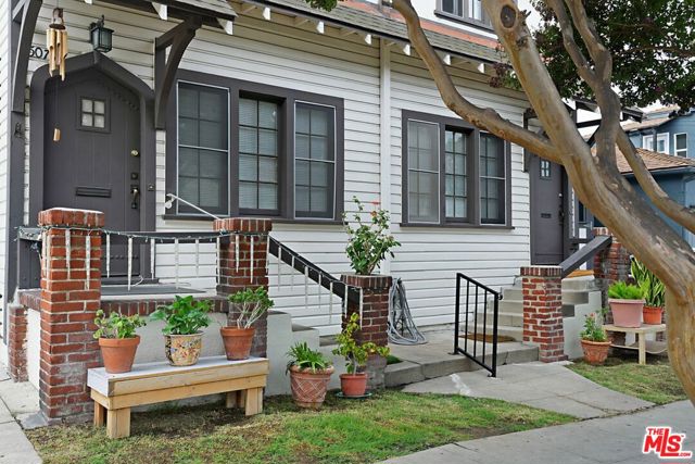 5076 Lemon Grove Avenue, Los Angeles CA: https://media.crmls.org/mediaz/37f89f85-3dea-46f5-bd79-22a15fac5715.jpg