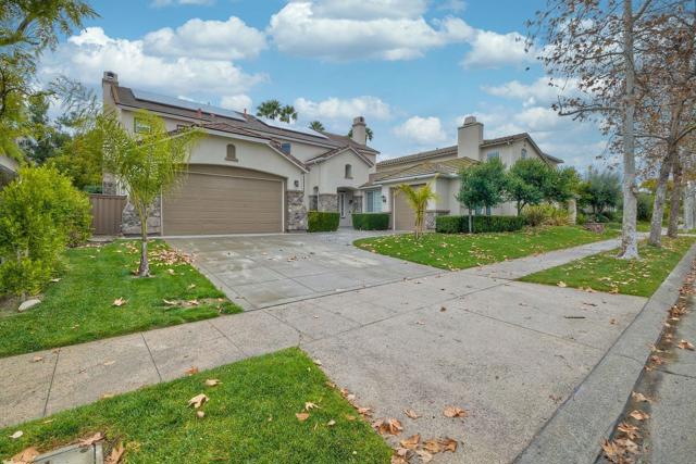993 Hawthorne Creek Dr, Chula Vista CA: https://media.crmls.org/mediaz/37f8a492-749e-45a8-816f-8c8e863c14fa.jpg