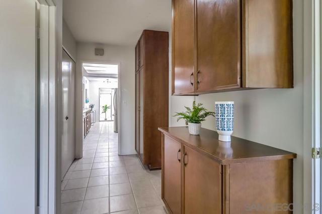 4402 Collwood Ln, San Diego CA: https://media.crmls.org/mediaz/37f9de92-d0c7-49f1-8b23-392501363ef6.jpg