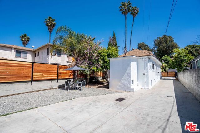 1277 W West Boulevard, Los Angeles CA: https://media.crmls.org/mediaz/37fa2d15-cf1a-4041-be9b-1e04ba89965a.jpg