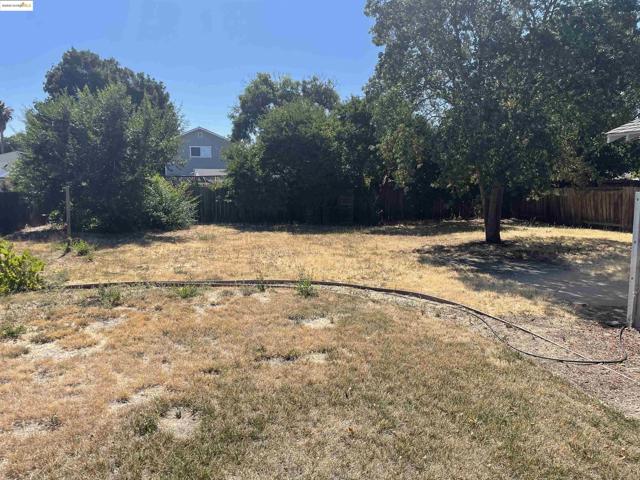 1260 Mesa St, Concord CA: https://media.crmls.org/mediaz/37fa59e6-4fb7-4977-a079-955a185af033.jpg