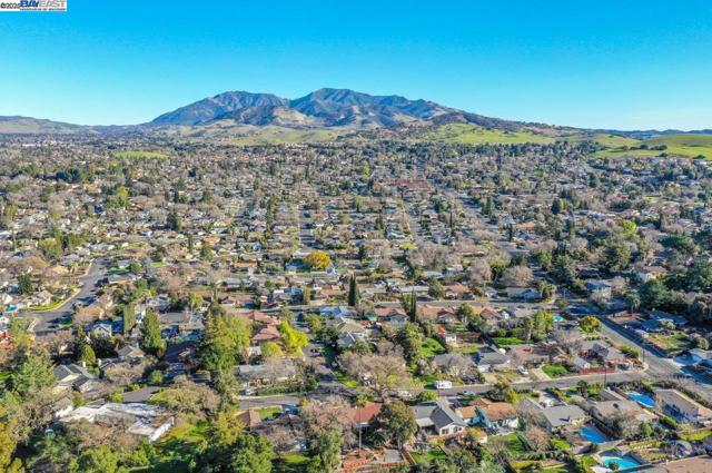 1416 Julia Ln, Concord CA: https://media.crmls.org/mediaz/37facee7-be20-47eb-b2b8-8dd046fe5400.jpg