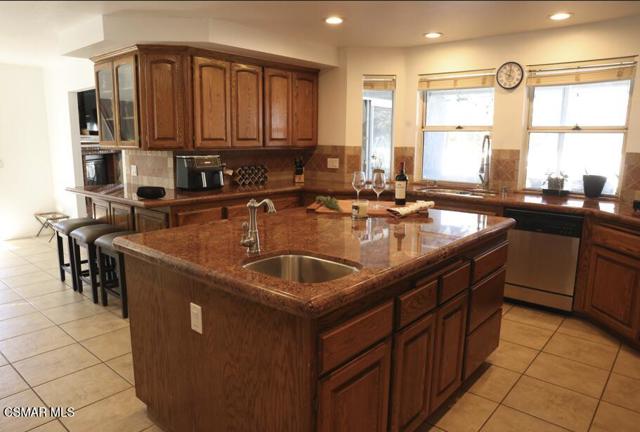 2331 Welcome Court, Simi Valley CA: https://media.crmls.org/mediaz/37fb1a80-bd8a-4b49-82e3-4c79dc550a59.jpg