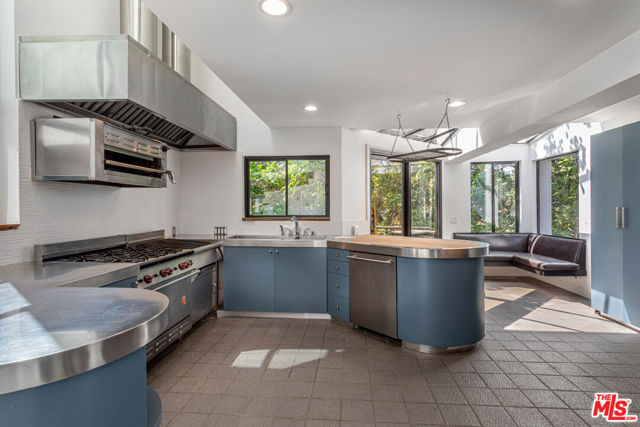 8424 Grand View Drive, Los Angeles CA: https://media.crmls.org/mediaz/37fbd665-6a2a-4f7c-9222-19f9cdae56e4.jpg