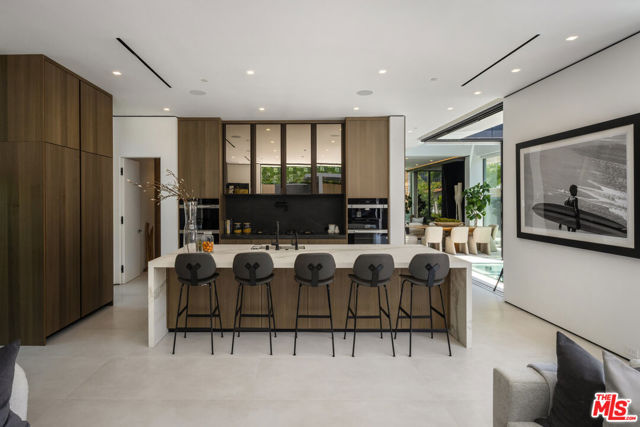 137 S Wetherly Drive, Beverly Hills CA: https://media.crmls.org/mediaz/37fc1bf3-a11a-49f9-85e0-328764294af6.jpg