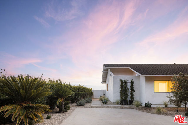 20374 Seaboard Road, Malibu CA: https://media.crmls.org/mediaz/37fc623a-6566-4a00-8b0c-40e64f4cf407.jpg
