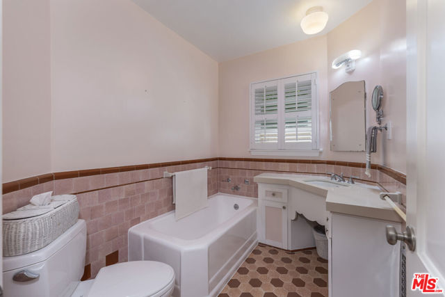 4316 Beeman Avenue, Studio City CA: https://media.crmls.org/mediaz/37fcb6b4-a5ae-4584-a784-97231e3519d2.jpg