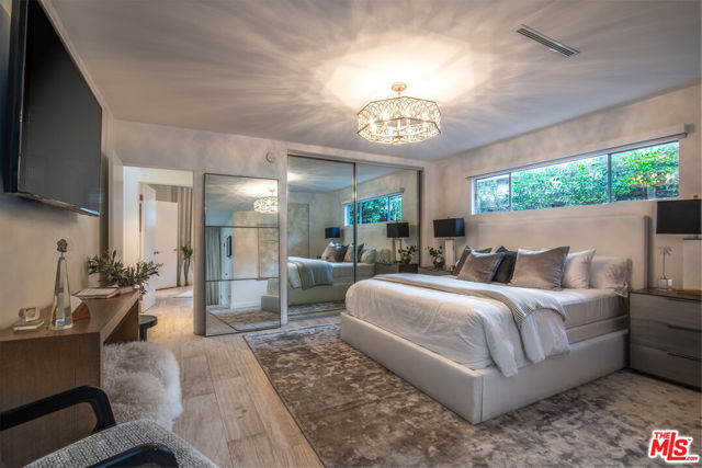 1922 N Beverly Place, Beverly Hills CA: https://media.crmls.org/mediaz/37fde2c7-2d3f-4bf1-918d-9a340d741232.jpg