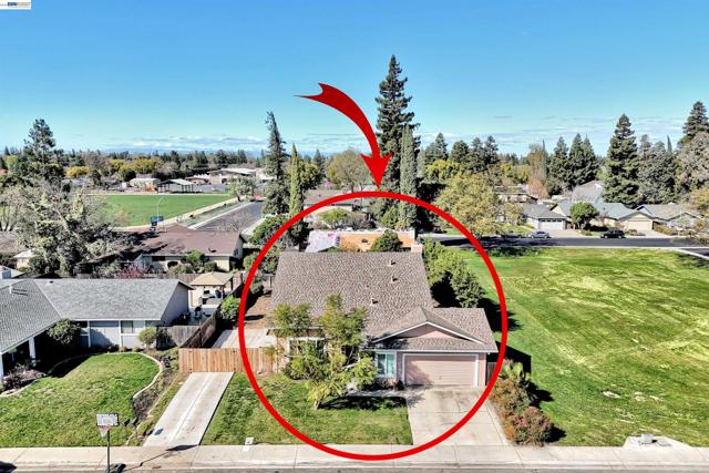 1425 Forest Dr, Turlock CA: https://media.crmls.org/mediaz/37fef16d-38bf-44ed-99aa-7077e45fcb14.jpg