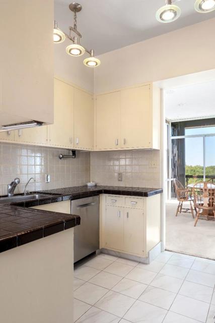 30 Pine Ridge Way, Portola Valley CA: https://media.crmls.org/mediaz/37ff0564-c029-499d-9d8a-664426f68f13.jpg