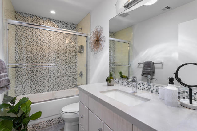 52540 Avenida Juarez, La Quinta CA: https://media.crmls.org/mediaz/37ff71e1-b303-478b-8471-db6128958587.jpg