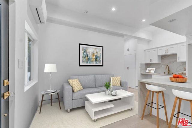 5561 1/2 El Canon Avenue, Woodland Hills CA: https://media.crmls.org/mediaz/37ff9551-e6b3-4b0a-a437-8b9b858b4b0a.jpg