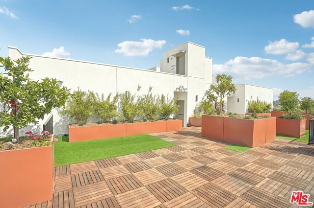 222 N Alvarado, Los Angeles CA: https://media.crmls.org/mediaz/380017a8-2aee-4483-97b4-ba5a97b235f4.jpg