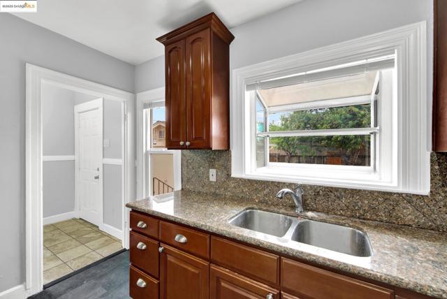 1009 106Th Ave, Oakland CA: https://media.crmls.org/mediaz/3800220a-144f-4dfa-a4d1-e0258d576261.jpg