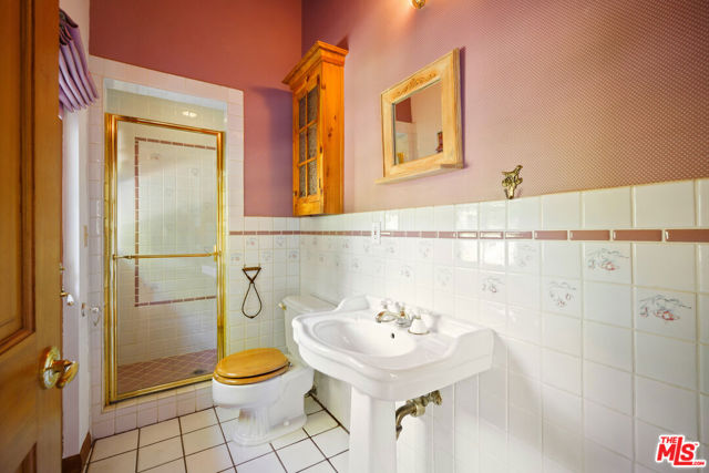 33269 Mulholland Highway, Malibu CA: https://media.crmls.org/mediaz/380145b4-9442-42cc-adae-39b3f25e8122.jpg