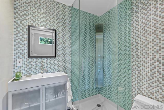 2205 Locust St, San Diego CA: https://media.crmls.org/mediaz/3801d35e-9bd3-46f6-96a7-5fa59471f660.jpg