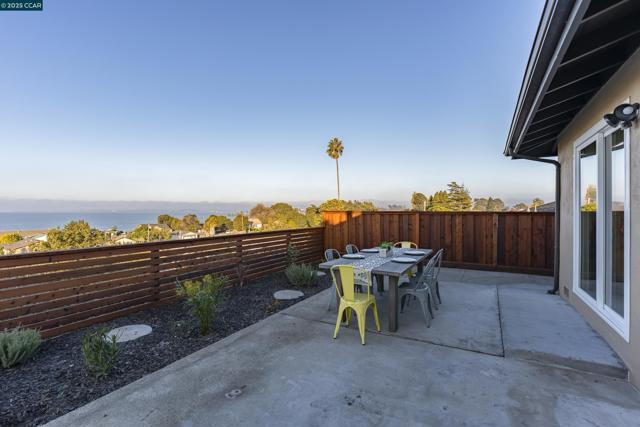 1264 Belfair Dr, Pinole CA: https://media.crmls.org/mediaz/3802223e-df37-47c9-ae59-4c12fd541418.jpg