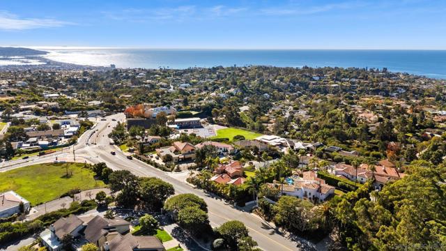 6692 La Jolla Scenic Dr S, La Jolla CA: https://media.crmls.org/mediaz/38037602-4088-4b17-b557-08623fec114c.jpg