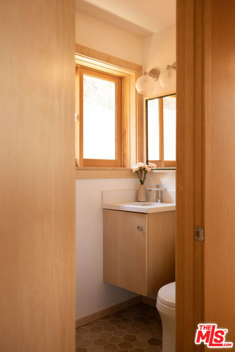 7349 Pacific View Drive, Los Angeles CA: https://media.crmls.org/mediaz/380398e1-258b-41f9-88ee-43d594cf4531.jpg