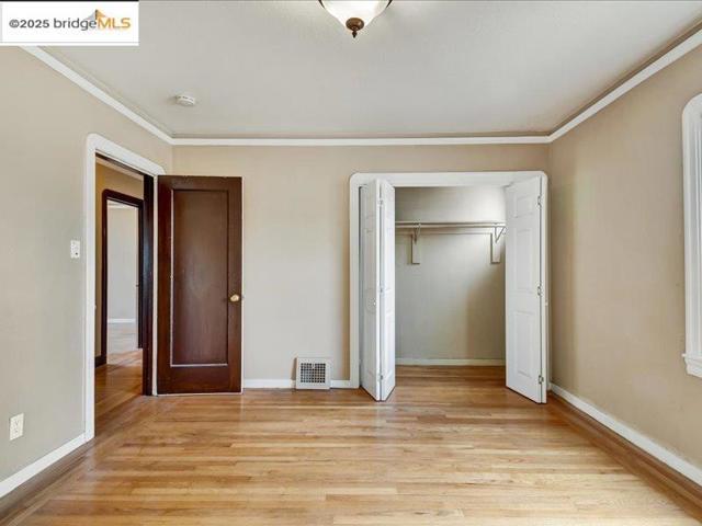4211 Market St, Oakland CA: https://media.crmls.org/mediaz/38043129-804b-4bee-8e94-fc06d755daba.jpg