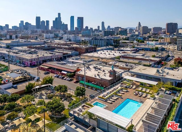 530 S Hewitt Street, Los Angeles CA: https://media.crmls.org/mediaz/38049bdc-0b87-4c4d-b905-606e0e1960e5.jpg