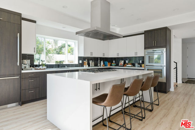 2514 Berkeley Avenue, Los Angeles CA: https://media.crmls.org/mediaz/38053a02-1df7-406e-8d44-acb951a2859e.jpg