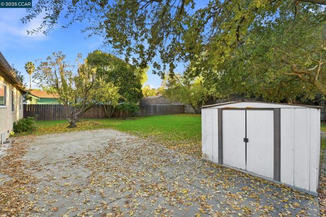 1035 Orange st, Concord CA: https://media.crmls.org/mediaz/3805dbf9-4622-45a5-aeba-518f93018195.jpg