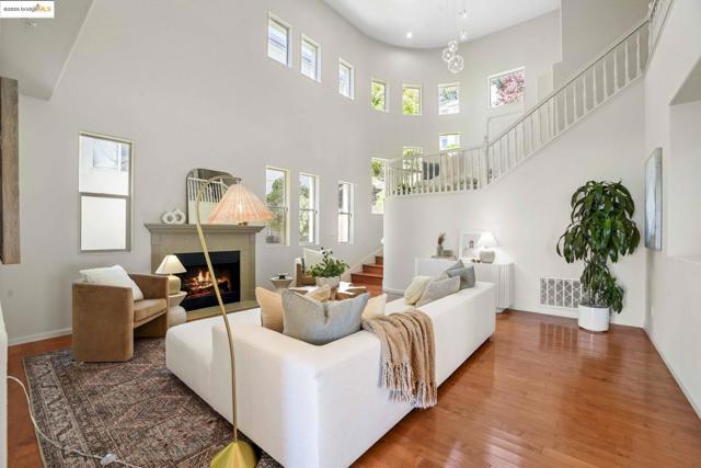 661 Via Rialto, Oakland CA: https://media.crmls.org/mediaz/38063be7-a2c2-408b-a443-41161016279e.jpg
