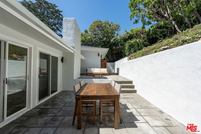 224 N Bundy Drive, Los Angeles CA: https://media.crmls.org/mediaz/38067497-7b2a-4b9f-9367-eda8e24ba0ef.jpg