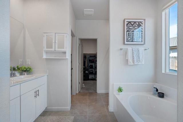 2111 Rosewood Drive, Hollister CA: https://media.crmls.org/mediaz/3806e2e5-ff78-4324-8c36-447e3ddc3182.jpg