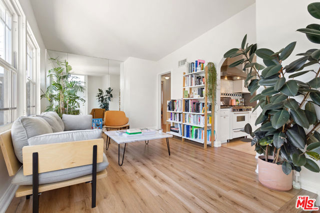 4157 Tivoli Avenue, Los Angeles CA: https://media.crmls.org/mediaz/38076a13-87e4-4173-b653-543f6e971d96.jpg